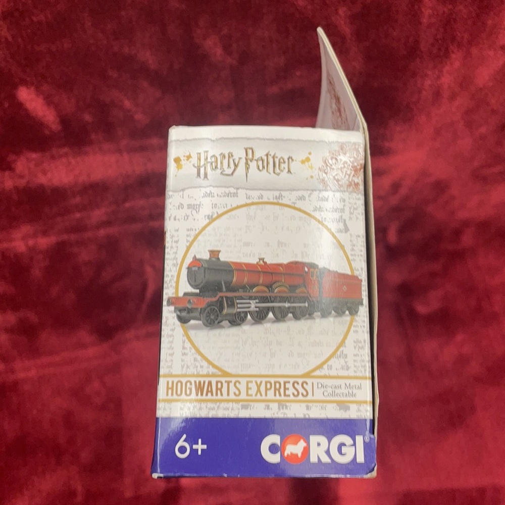 Harry Potter HOGWARTS EXPRESS 1:100 Diecast Display Train - CC99724 Corgi NEW - Picture 6 of 7